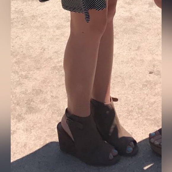 Heels - Picture 3 of 3